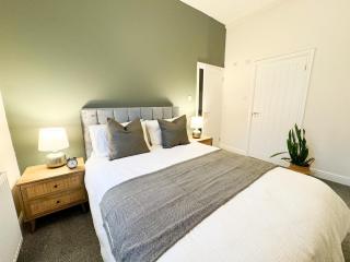 Spacious Modern Family Home in Swansea - Discounted - Contractors - Relocation - By EKLiving - 9