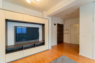 Cozy Semi-Central apartment with free parking and workspace - 5