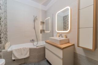 Cozy Semi-Central apartment with free parking and workspace - 7