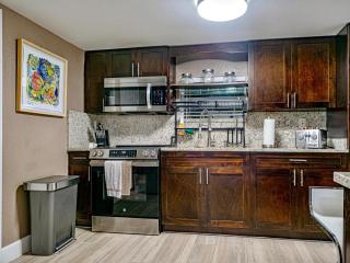 Tropical escape with fire pit near airport & stadium - 2