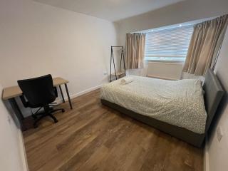 6 Bedroom Home, FREE Parking & Wi-Fi Garden - 7