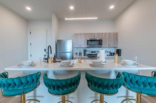 Emerald Escape, Free Parking, 2 Bath, Sleeps 8 Near American Dream and The Airport, King Bed and 2 Queen Beds, Washer and Dryer - 5