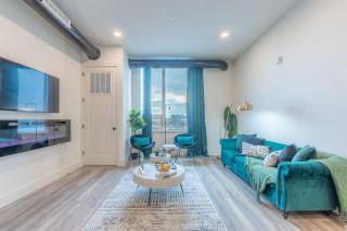 Emerald Escape, Free Parking, 2 Bath, Sleeps 8 Near American Dream and The Airport, King Bed and 2 Queen Beds, Washer and Dryer - 6