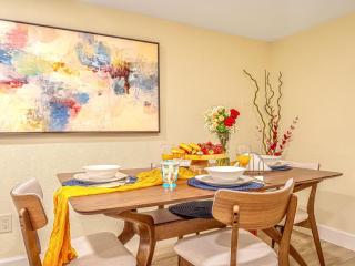 Tropical escape with fire pit near airport & stadium - 8