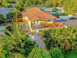 Tropical escape with fire pit near airport & stadium - 0