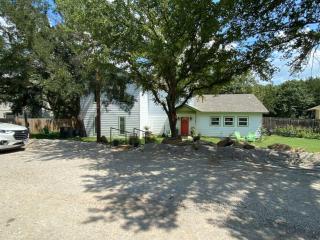 The Tree House on Lake Brownwood - 0