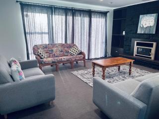 Quiet 3BR Family Home with Parking South Auckland - 3