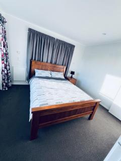 Quiet 3BR Family Home with Parking South Auckland - 2