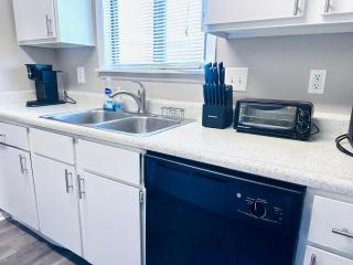 2-Bedroom Townhouse 15 mins to Downtown Indy - 9