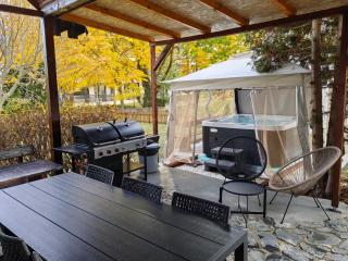 Chalet Déjà Vu Cozy Mountain Retreat - 3