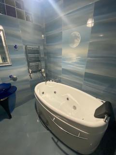 Просторная квартира в самом центре, на улице Абовяна, возле Северного проспекта и Лебединого озера, Киномосквы, с видом из открытого балкона и окон - 1