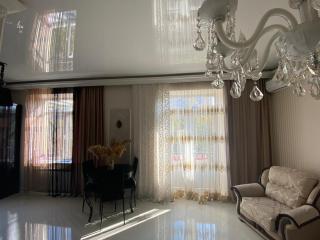 Просторная квартира в самом центре, на улице Абовяна, возле Северного проспекта и Лебединого озера, Киномосквы, с видом из открытого балкона и окон - 0