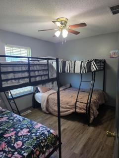 The E-Town Retreat 2BR townhouse close to Downtown - 9