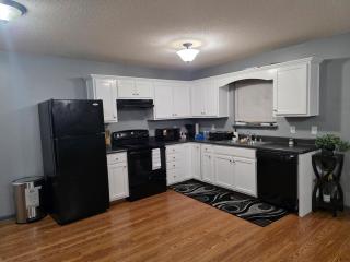 The E-Town Retreat 2BR townhouse close to Downtown - 8