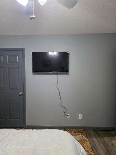 The E-Town Retreat 2BR townhouse close to Downtown - 7