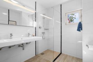 Belmar Oceanfront Apartment 11 with sea view right on the ocean and air conditioning in the living room - 2