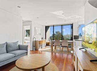 Prime Location 2-Bed Apartment with Parking - 4