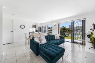 4 bedroom fabulous home on canal - 1