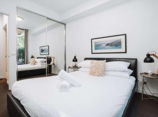 Comfy 1-Bed with Spacious Courtyard & Parking - 7