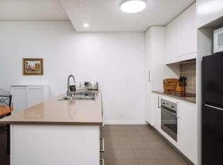 Comfy 1-Bed with Spacious Courtyard & Parking - 9