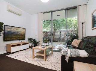 Comfy 1-Bed with Spacious Courtyard & Parking - 0