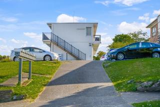 Cozy 2 BR Apt Off-Street Park 2km Walk to Eden Park - 4