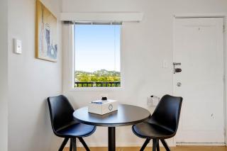 Cozy 2 BR Apt Off-Street Park 2km Walk to Eden Park - 3