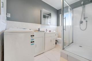 Cozy 2 BR Apt Off-Street Park 2km Walk to Eden Park - 1