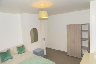 Spacious 3 Bed Maisonette close to Salford Quays and Manchester with Smart TVs and Netflix perfect for families and contractors - 1