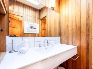 Delightful 4-Bed Home near Centennial Park - 2