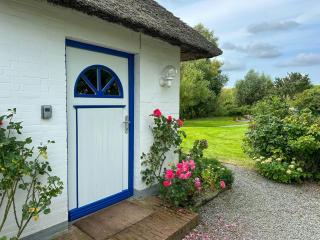 Idyllic Thatched Cottage Near St Peter-Ording - 3