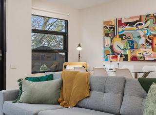 Beautiful 2-Storey Unit with Balcony near Smith St - 4