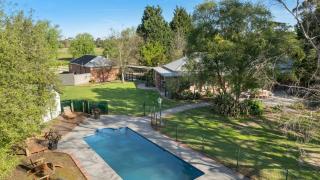 Raygold Park Equestrian Accommodation plus Pool House - 6