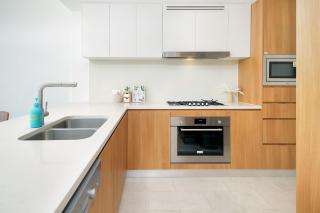 Panoramic 3-Bedroom Skyscape with Free Parking - 7