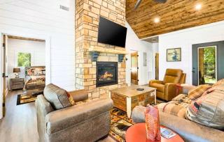 2BR Private Cabin - HotTub - Fire Pit - BBQ - Patio - 3