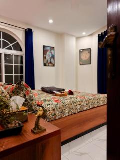 Sunny & Spacious next to MM Alam road - 4