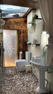 Guest suite with hot tub and sauna - 9