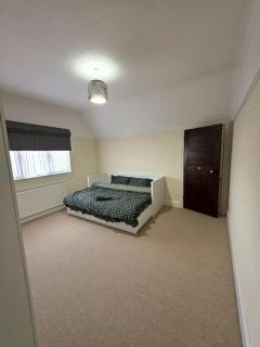 3 Bedroom whole house with free car parking - 5