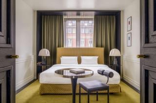 Roomers Munich, Autograph Collection - 2