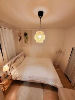 2nd floor 6 people private house 3 rooms and 4 beds family, friends - 2