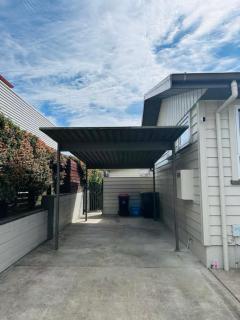 Guest Suite with Lounge & Bathroom - 8