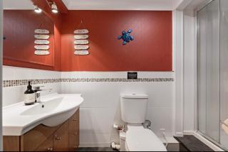 Guest Suite with Lounge & Bathroom - 7