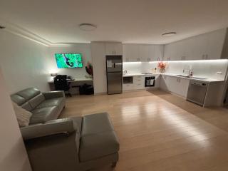 2 Bed 2 Bath Apartment with Secure Parking in Sydney CBD - 1 Min Walk To Darling Harbour & World Square- Center Of China Town - 5