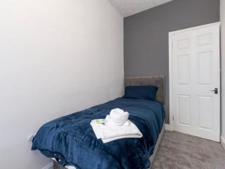 Pass the Keys 5-Bed Darlington Great for Groups Longer Stays - 6