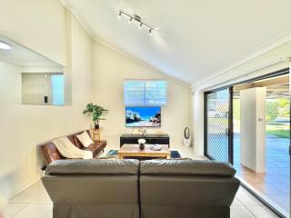 Steps from Sunnybank Hills Shopping Spacious Home - 0