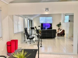 Steps from Sunnybank Hills Shopping Spacious Home - 7