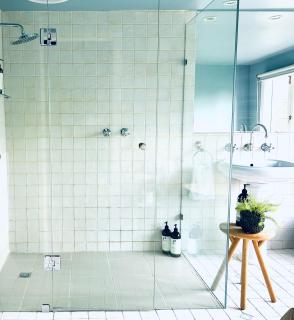 Secluded Villa with Lush Gardens, Spa and Fireplace - 5