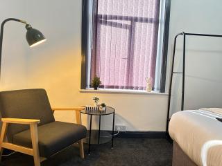 Stylish 3 bed home in Burnley by Lyx Stays, Ideal for Contractors, Weekend Getaways and Business Travellers - with Free Parking - 8