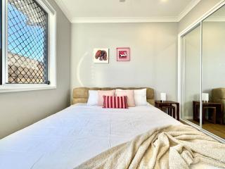 Lux 4-Bed Gem Near Park & Forest Lake Shopping - 7