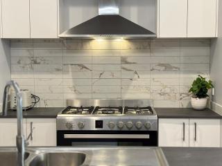 Lux 4-Bed Gem Near Park & Forest Lake Shopping - 5